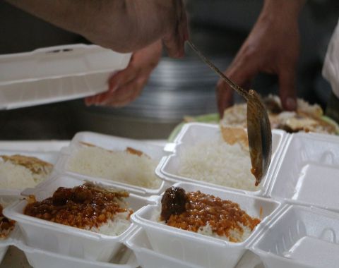 پخت و توزیع 450 پرس غذای گرم ویژه دانش آموزان و خانواده های مدارس حمایتی